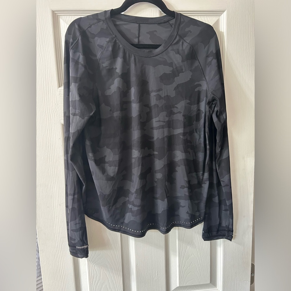 Lululemon | Long-Sleeve | Black Camo | Size 8